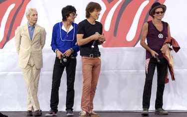 View of members of the British Rock group the Rolling Stones during a press conference to announce the band's 'A Bigger Bang' world tour, at the Julliard School of Music, New York, New York, May 10, 2005. Pictured are, from left, Charlie Watts (1941 - 2021), Ron Wood, Mick Jagger, and Keith Richards. The group had performed a short, surprise set of music before the announcement. (Photo by Gary Gershoff/Getty Images)