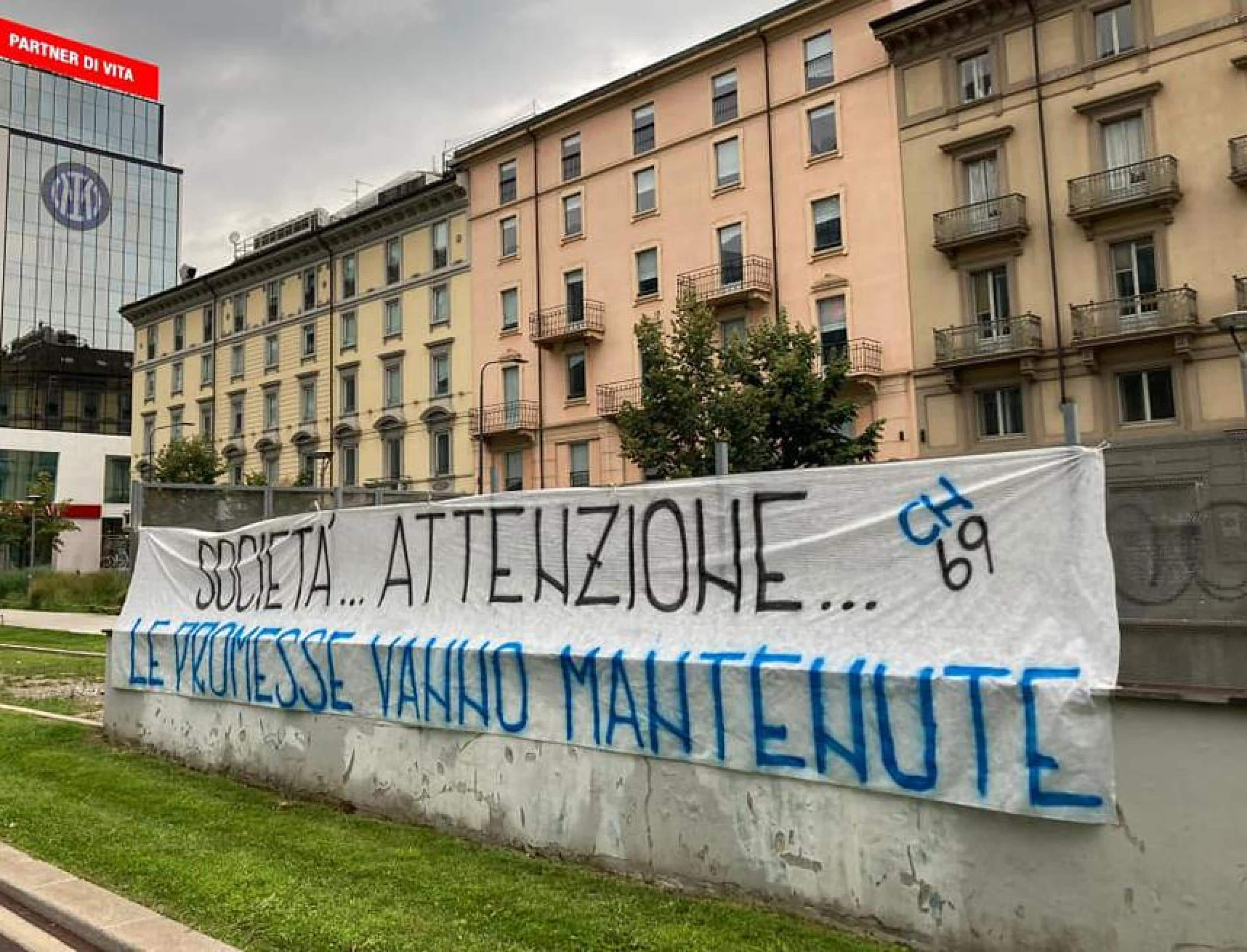 Protesta della Curva Nord dell'Inter contro una possibile cessione di Lukaku o di altri 'pezzi pregiati'. "Società attenzione, le promesse vanno mantenute" e' il messaggio consegnato alla società attraverso uno striscione sotto la sede nerazzurra. "Qualsiasi tipo di operazione di mercato dovrà ora, come
pattuito - si legge sulla pagina Facebook 'L'Urlo della Nord' -  essere volta al miglioramento della rosa. Fare cassa senza investire adeguatamente non rientra nella casistica dell'accettabile. Questo vale per qualsiasi giocatore. Non subiremo supinamente prese in giro da parte di nessuno ed agiremo di conseguenza ed in coerenza con quanto definito a fine campionato. Non crediamo ci sia da aggiungere altro". +++ FACEBOOK/L'URLO DELLA NORD +++ ATTENZIONE LA FOTO NON PUO' ESSERE RIPRODOTTA SENZA L'AUTORIZZAZIONE DELLA FONTE CUI SI RINVIA +++