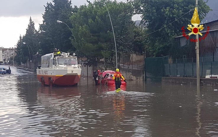 Strade allagate a causa di un violento nubifragio che si è abbattuto su Palermo, 18 luglio 2021. 
ANSA/ VIGILI FUOCO ++HO - NO SALES EDITORIAL USE ONLY++