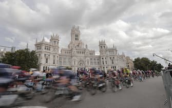 epa10866706 The peloton passes during the 21st stage of the Vuelta a Espana, a 101 km race from Hipodromo de la Zarzuela to Madrid, in Madrid, Spain, 17 September 2023.  EPA/Manuel Bruque