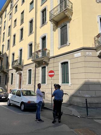 Carabinieri davanti alla casa dove sono stati trovati i due cadaveri, Alessandria, 27 settembre 2023. Ha ucciso anche la moglie e il figlio l'uomo di 66 anni che si Ë ammazzato nel giardino dell'istituto di cura e riabilitazione Divina provvidenza di Alessandria, dopo avere ucciso la suocera, Carla Schiffo 78 anni. I carabinieri, secondo quanto si apprende, in seguito alla tragedia nell'istituto hanno cercato di rintracciare moglie e figlio dell'uomo, scoprendo quindi che la donna non era andata al lavoro e che il ragazzo non era a scuola. E' a quel punto che i militari sono andati a casa della famiglia e, sfondata la porta, hanno trovato i due cadaveri.
ANSA/ DINO FERRETTI