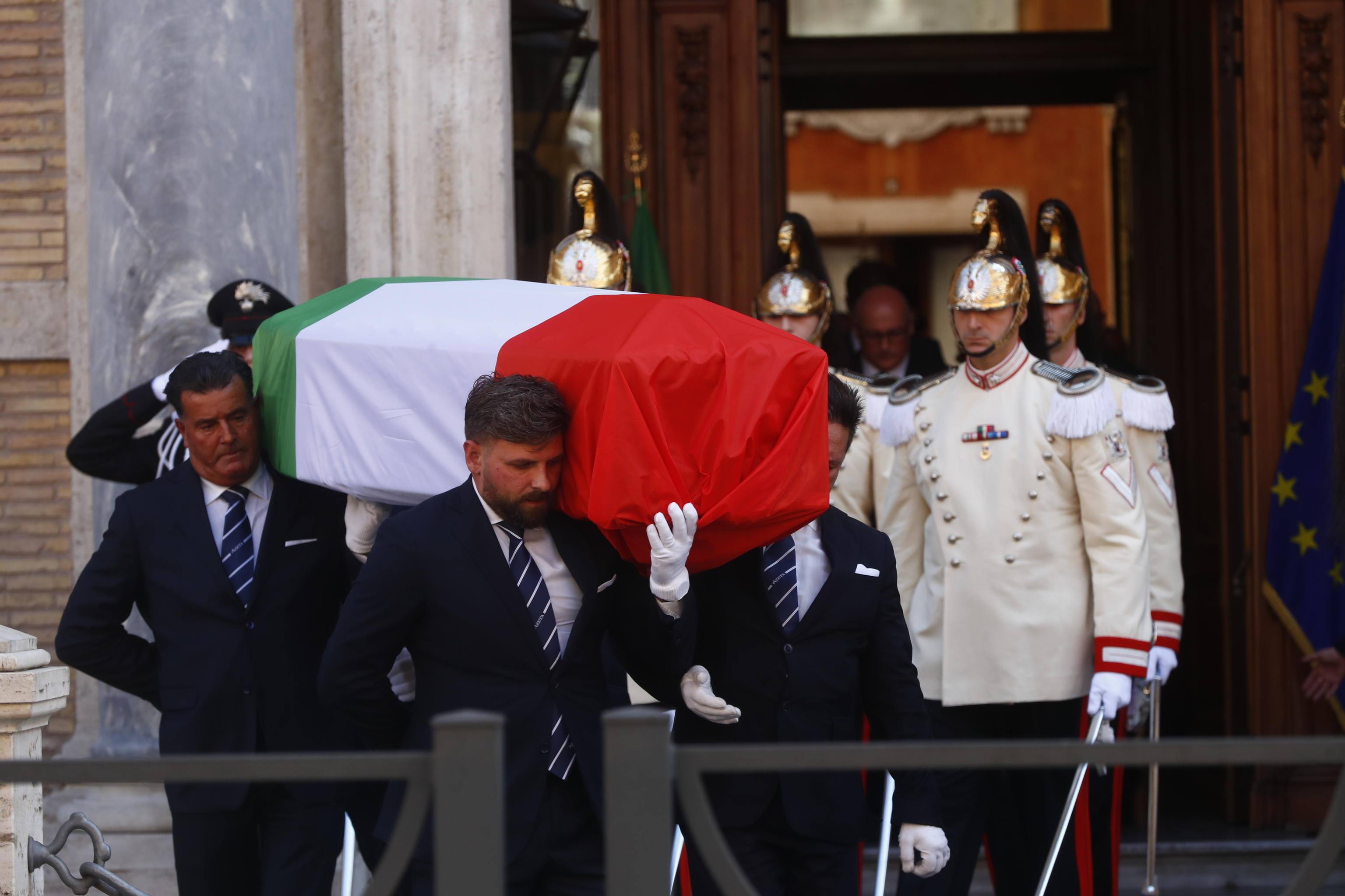 L'uscita del feretro di Napolitano dal Senato