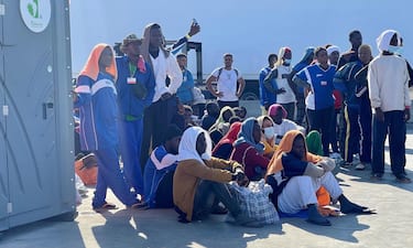 Migranti giunti a Lampedusa in attesa dei trasferimenti, 13 settembre 2023.
//////////
A group of migrants wait on the island of Lampedusa as Italian authorities prepare for transferring people following new arrivals, southern Italy, 13 September 2023. 
ANSA/ELIO DESIDERIO