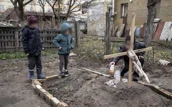 figli le portano il cibo