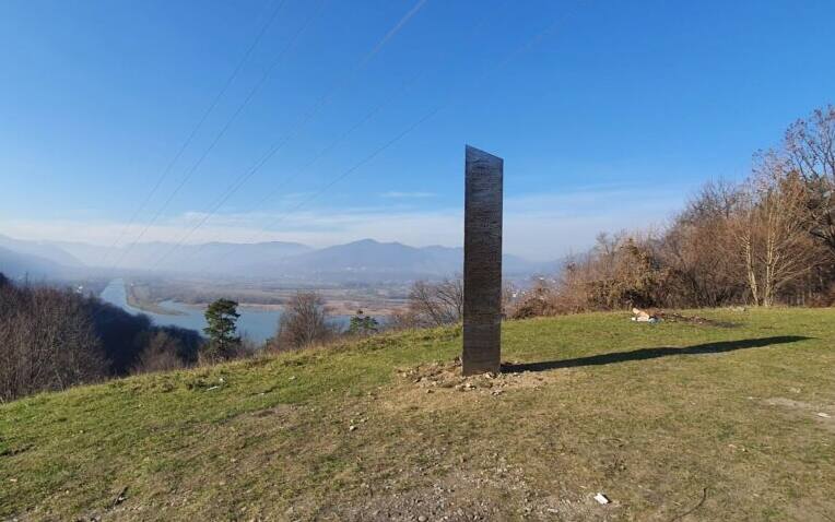 Il monolite apparso in Romania