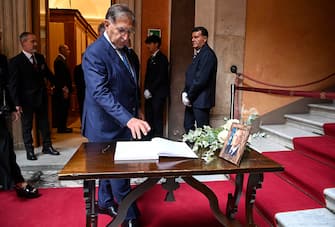 Il presidente del Senato, Ignazio La Russa, durante la camera ardente diellÕex presidente della Repubblica Giorgio Napolitano in Senato, Roma, 24 settembre 2023. ANSA/RICCARDO ANTIMIANI