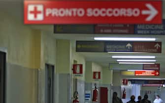 PONTEDERA (PI) 26 NOVEMBRE 2007.   SCIOPERO MEDICI, OLTRE 5 MILIONI PRESTAZIONI A RISCHIO. Un corridoio dell' ospedale Lotti di Pontedera. FRANCO SILVI/ANSA