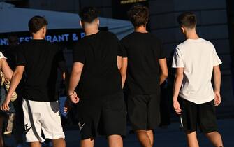 Alcuni adolescenti passeggiano per le vie del centro, Milano, 6 settembre 2023. ANSA/DANIEL DAL ZENNARO