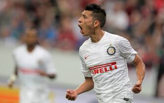 epa04348321 Milan's Ruben Botta celebrates the 0-1 during the soccer test match between Eintracht Frankfurt and Inter Milan at Commerzbank arena in Frankfurt/Main, Germany, 10 August 2014.  EPA/Fredrik von Erichsen