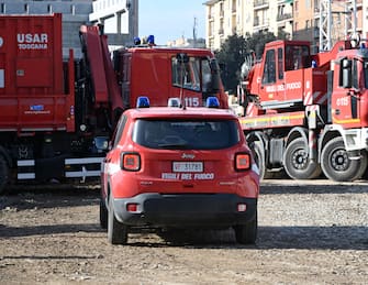 I mezzi di soccorso nel cantiere dove si è verificato un crollo a Firenze, in via Mariti, alla periferia della città, 16 febbraio 2024. Avrebbe ceduto un muro di contenimento durante la costruzione di un supermercato.
ANSA/CLAUDIO GIOVANNINI