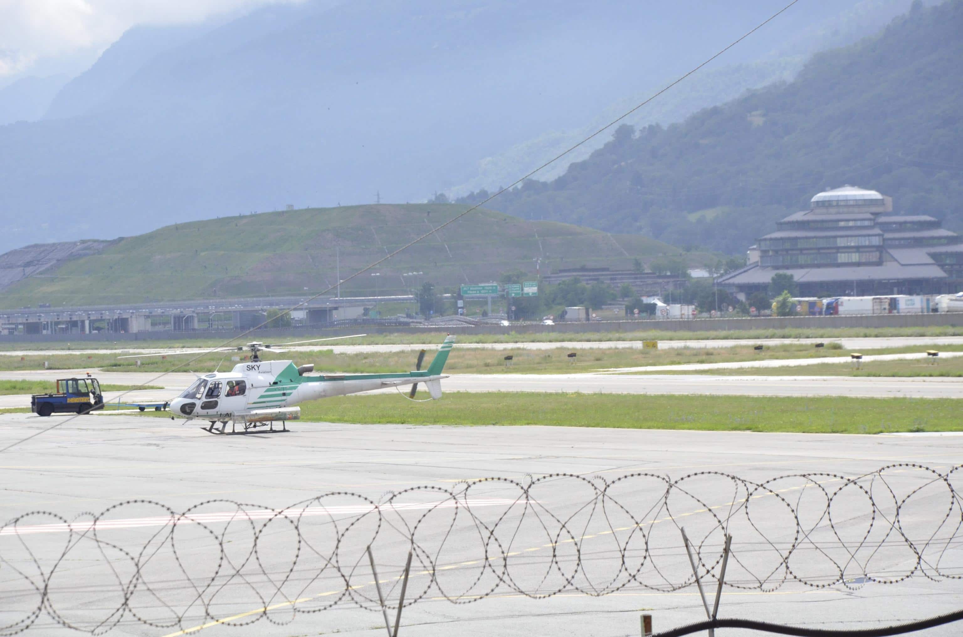 Uno dei velivoli impegnati nelle operazioni mentre fa tappa all'aeroporto Corrado Gex di Saint-Christophe (Aosta)