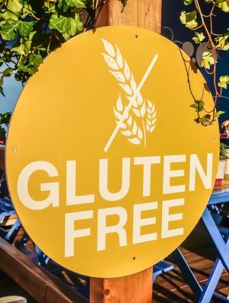 Un cartello con scritto gluten free