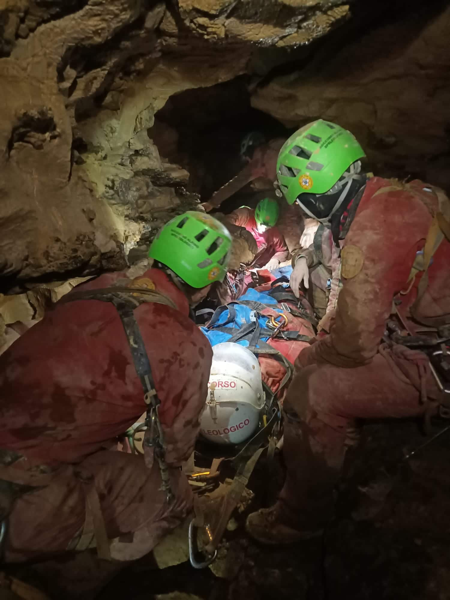 speleologa grotta bergamo