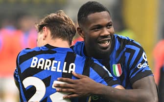 Inter Milan’s forward Marcus Thuram (R) hugs teammate midfielder Nicolò Barella after scoring during the Italian Seria A soccer match between Inter Milan and Parma at the Giuseppe Meazza stadium in Milan,  Italy, 6 December 2024. ANSA/DANIEL DAL ZENNARO