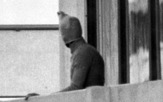 epa03384511 (FILES) A file photo dated 5 September 1972 showing a Black September terrorist during the siege of the Munich Olympics terrorist attack in which 11 Israeli athletes were killed. The 40th anniversary of the massacre was commemorated at the site of Munich's former Olympic Village, a military airport called Fuerstenfeldbruck 5 September 2012.  EPA/DPA