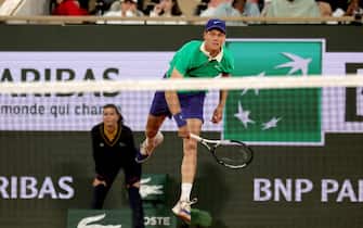 FRANCE TENNIS epa12137569 Jannik Sinner of Italy serves during his Men's 1st round match against Arthur Rinderknech of France at the French Open Grand Slam tennis tournament at Roland Garros in Paris, France, 26 May 2025. EPA/TERESA SUAREZ