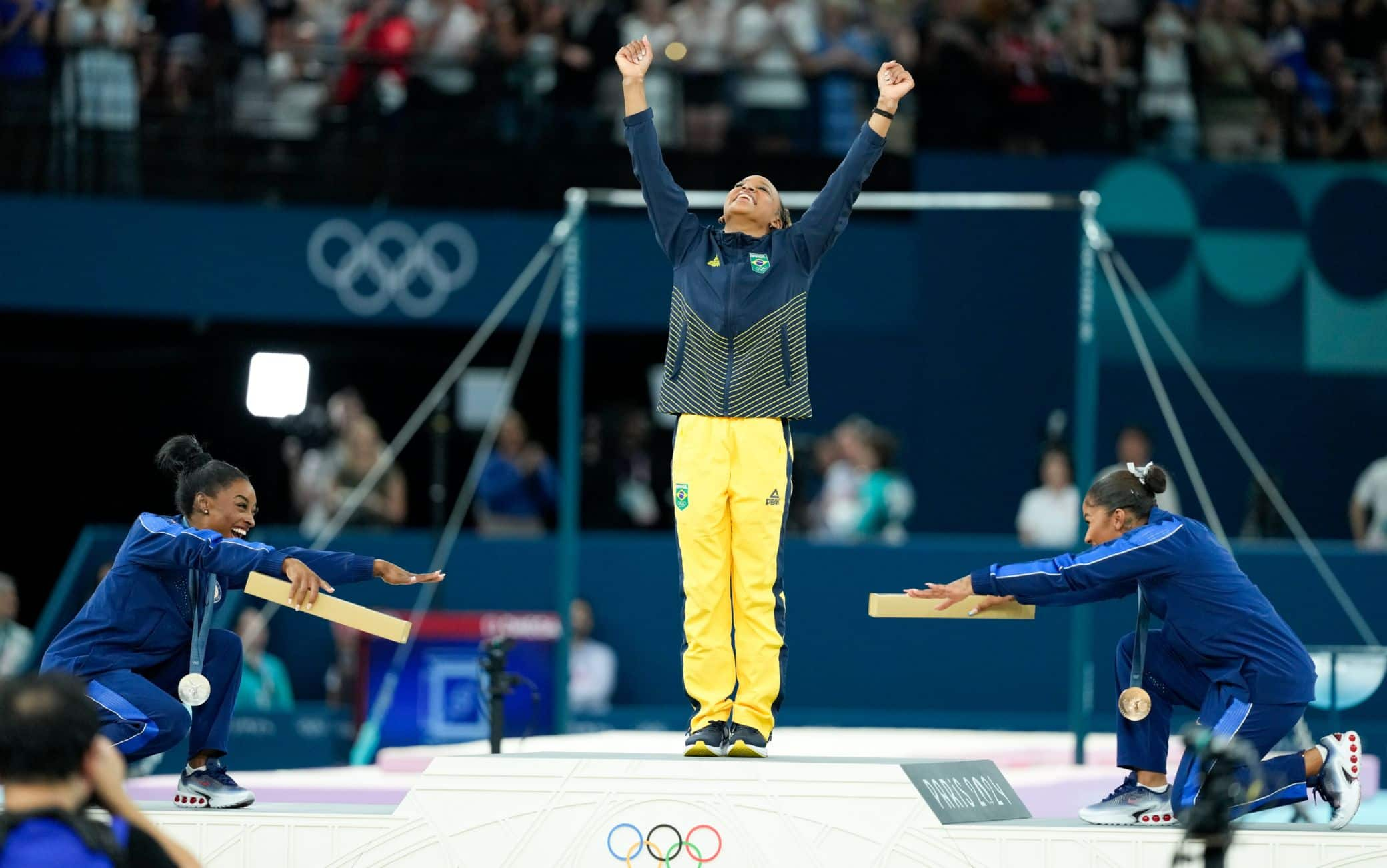 Jordan Chiles (a destra) e la famosa foto dell'inchino con Simone Biles per l'oro Andrade