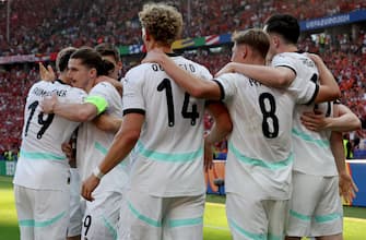 epa11437318 Marcel Sabitzer (2L) of Austria celebrates with teammates after scoring his team's third goal during the UEFA EURO 2024 group D match between Netherlands and Austria, in Berlin, Germany, 25 June 2024.  EPA/ABEDIN TAHERKENAREH