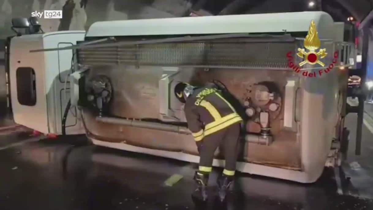 A14, autobotte piena di gasolio si ribalta in galleria A14, autobotte piena di gasolio si ribalta in galleria
