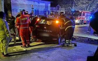 I soccorsi a seguito di un incidente stradale costato al vita a due carabinieri in provincia di Salerno, 7 aprile 2024. Tre le auto, tra le quali quella dei militari, coinvolte lungo la strada che collega i comuni di Eboli e Campagna. FACEBOOK +++ATTENZIONE LA FOTO NON PUO' ESSERE PUBBLICATA O RIPRODOTTA SENZA L'AUTORIZZAZIONE DELLA FONTE DI ORIGINE CUI SI RINVIA+++ ++NPK++