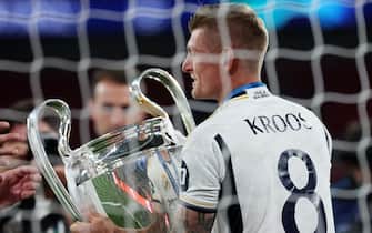 epa11384890 Toni Kroos of Madrid celebrates with trophy after winning the UEFA Champions League final match of Borussia Dortmund against Real Madrid, in London, Britain, 01 June 2024.  EPA/ISABEL INFANTES