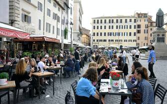 Gente in giro a Roma
