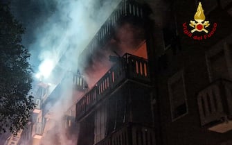 Vigili del fuoco intervengono a seguito di un incendio sviluppatosi poco prima delle ore 5.00 da un appartamento di un condominio di cinque piani in zona Guizza, a Padova, 17 novembre 2023. ANSA/ VIGILI DEL FUOCO ++ HO - NO SALES EDITORIAL USE ONLY++ NPK++