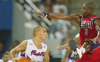 ATHENS, GREECE - AUGUST 15:    Basketball / Maenner: Olympische Spiele Athen 2004, Athen; USA - Puerto RICO ( PUR ) 73:92; Carlos ARROYO / PUR, Dwyane WADE / USA 15.08.2004.  (Photo by Andreas Rentz/Bongarts/Getty Images)