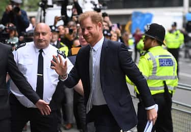 epa10677057 Britain's Prince Harry arrives at the High Court in London, Britain, 07 June 2023. Prince Harry is to give evidence over the phone hacking trial against the Mirror Group Newspapers. The youngest son of Britain's King Charles III is seeking damages against the Daily Mirror over unlawful information gathering through phone hacking.  EPA/NEIL HALL