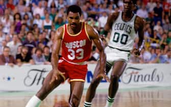 BOSTON - JUNE 8:  Robert Reid #33 of the Houston Rockets drives to the basket past Robert Parish #00 of the Boston Celtics in Game Six of the 1986 NBA Finals at the Boston Garden on June 8, 1986 in Boston, Massachusetts. The Celtics defeated the Rockets 114-97 and the series 4-2 to win the NBA Championship. NOTE TO USER: User expressly acknowledges that, by downloading and or using this photograph, User is consenting to the terms and conditions of the Getty Images License agreement. Mandatory Copyright Notice: Copyright 1986 NBAE (Photo by Dick Raphael/NBAE via Getty Images)