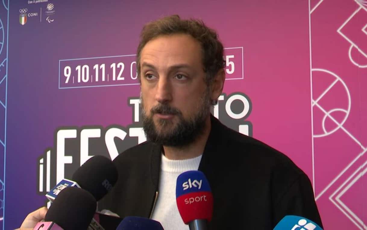 https://static.sky.it/editorialimages/17f61bb97cc9f3f35263c9d0ed4c05389ac9d777/skysport/it/basket/video/2025/10/11/belinelli-banchi-intervista-1042492/beli_intv.jpg?im=Resize,width=1218