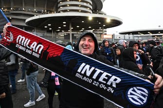 MILAN, ITALY - APRIL 22: Fans of FC Internazionale wait for the team bus to arrive during the Serie A TIM match between AC Milan and FC Internazionale at Stadio Giuseppe Meazza on April 22, 2024 in Milan, Italy. (Photo by Image Photo Agency/Getty Images)