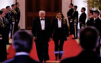 epa11917171 US President Donald Trump and First Lady Melania Trump arrive for the National Governors Association Dinner in the East Room of the White House, in Washington, DC, USA, 22 February 2025.  EPA/SAMUEL CORUM / POOL