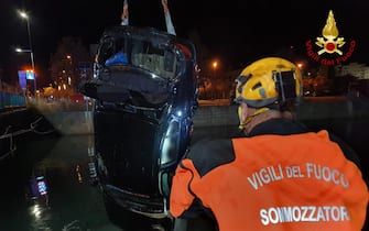 È ancora in corso l'identificazione delle vittime morte nell'incidente avvenuto la scorsa notte a Portogruaro, dove un'auto è finita in un canale. Secondo una prima ricostruzione, la vettura - una Bmw nera - proveniva da Viale Venezia, in Borgo Sant'Agnese, quando nell'affrontare una curva è andata dritta, sfondando il guardrail e precipitando nel fiume Reghena. I sommozzatori stanno scandagliando il corso d'acqua alla ricerca di quella che potrebbe essere una quarta vittima, di cui al momento non vi è certezza. 
ANSA/ Vigili del Fuoco ANSA PROVIDES ACCESS TO THIS HANDOUT PHOTO TO BE USED SOLELY TO ILLUSTRATE NEWS REPORTING OR COMMENTARY ON THE FACTS OR EVENTS DEPICTED IN THIS IMAGE; NO ARCHIVING; NO LICENSING NPK