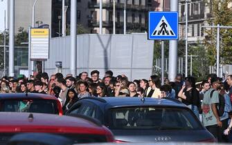 Le ripercussioni sulle linee su gomma, con molte persone accalcate all'esterno della stazione, a seguito delle verifiche di sicurezza sulla rete ferroviaria dopo la forte scossa di terremoto registrata nella notte a Napoli e provincia, Napoli, 27 settembre 2023./// The repercussions on the road lines, with many people crowded outside the station, following safety checks on the railway network after the strong earthquake recorded during the night in Naples and its province, in Naples, Italy, 27 September 2023.
ANSA/ CIRO FUSCO