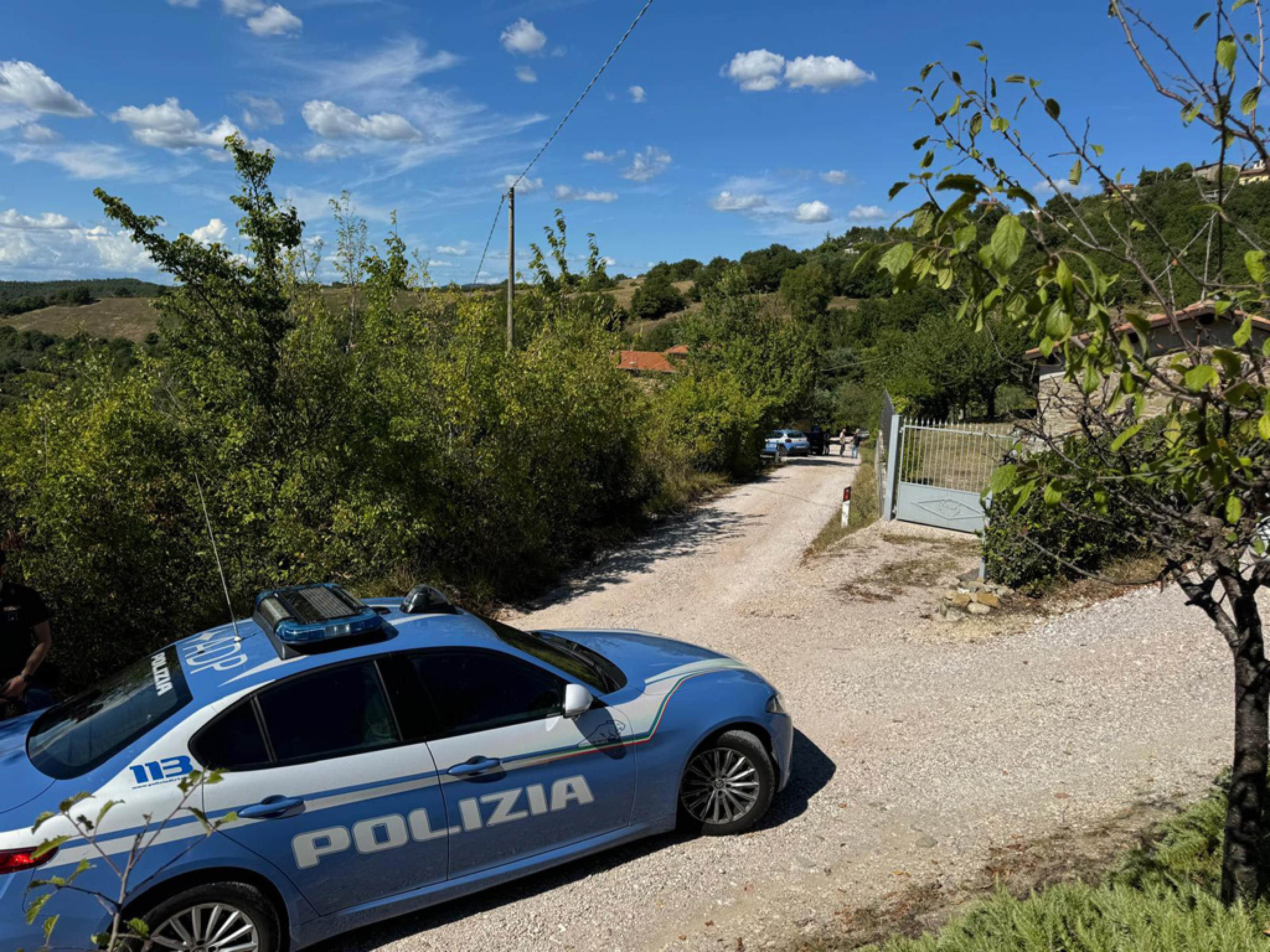 Il luogo dove tre persone sono state trovate morte all'interno di un casolare alla periferia di Perugia, nella zona di Fratticiola Selvatica, 10 settembre 2024. 
ANSA/Angela Rotini