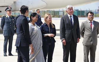 epa10847758 A handout photo made available by the Indian Press Information Bureau (PIB) shows the Prime Minister of Italy, Ms. Giorgia Meloni (C) receives warm welcome by the Union Minister of State for Agriculture & Farmers  Welfare, Smt. Shobha Karandlaje on her arrival for the G20 Summit at Palam Airforce Airport, in New Delhi on 08 September 2023.  The Indian capital is all set for the G20 summit scheduled for 09 and 10 September.  EPA/INDIA PRESS INFORMATION BUREAU HANDOUT  ONLY FOR EDITORIAL USE / NO SALE /INDIA PRESS INFORMATION BUREAU HANDOUT EDITORIAL USE ONLY/NO SALES