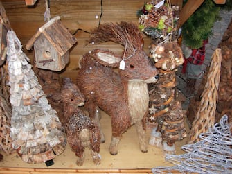 Il mercatino di Natale, oggi 21 novembre 2010 a Trento: decorazioni, oggettistica dai tratti artigianali e piatti della tradizione campeggiano tra le casette di legno delle bancarelle.
ANSA/CLAUDIA TOMATIS