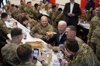 “La posta in gioco non è solo la difesa dell’Ucraina ma la democrazia nel mondo” lo ha detto Joe Biden parlando alle truppe Usa in Polonia, ricordando che “siamo nel mezzo di una battaglia tra democrazie e autocrazie”