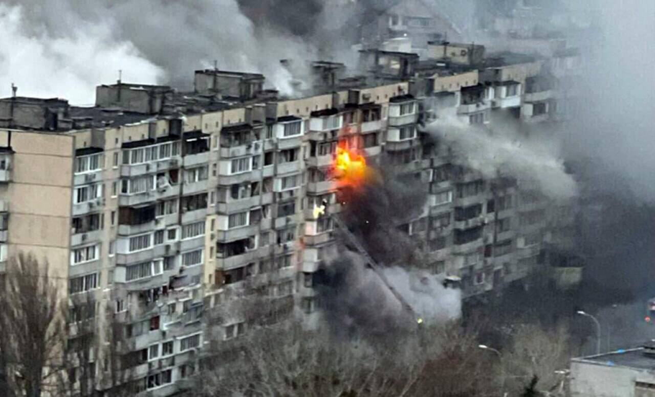 Condominio in fiamme a Kiev dopo lancio missile, 10 feriti