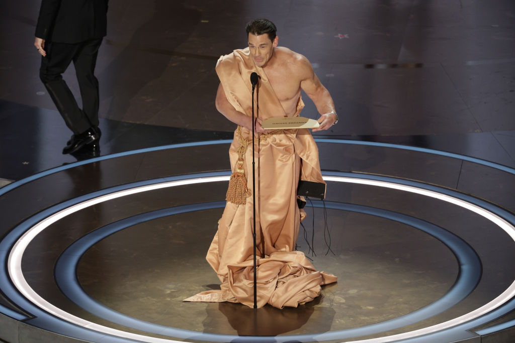 Oscar 2025, John Cena nudo sul palco per presentare i migliori costumi