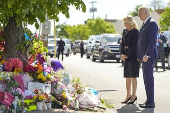 “Il male non vincerà. L’odio non prevarrà” - È il messaggio che il presidente Joe Biden ha consegnato a Buffalo, durante la visita per ricordare la strage avvenuta sabato, quando un giovane suprematista bianco ha ucciso dieci afroamericani e ferito tre persone