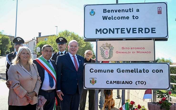 Alberto II di Monaco durante la visita a Monteverde, il comune dell'Irpinia d'Oriente appartenuto alla famiglia Grimaldi dal 1532 al 1581, 04 ottobre 2022. Al suo arrivo a Monteverde è stato accolto dal sindaco Vella, dal presidente della regione, Vincenzo De Luca, e da numerosi sindaci irpini. Prima della cerimonia ufficiale svoltasi nel castello di Monteverde, lo stesso in cui visse il marchese Onorato Grimaldi, suo antenato, Alberto ha scoperto la targa dell'Associazione dei Siti Storici e si è fermato a salutare i giovani studenti.
ANSA/UFFICIO STAMPA REGIONE CAMPANIA/MASSIMO PICA
+++ ANSA PROVIDES ACCESS TO THIS HANDOUT PHOTO TO BE USED SOLELY TO ILLUSTRATE NEWS REPORTING OR COMMENTARY ON THE FACTS OR EVENTS DEPICTED IN THIS IMAGE; NO ARCHIVING; NO LICENSING +++