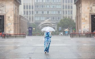 Milano, pioggia in centro, temporale estivo da tregua alla citta rinfrescando l aria dopo giorni di caldo intenso. la gente in piazza Duomo colta di sorpresa (Milano - 2021-08-16, Massimo Alberico) p.s. la foto e' utilizzabile nel rispetto del contesto in cui e' stata scattata, e senza intento diffamatorio del decoro delle persone rappresentate