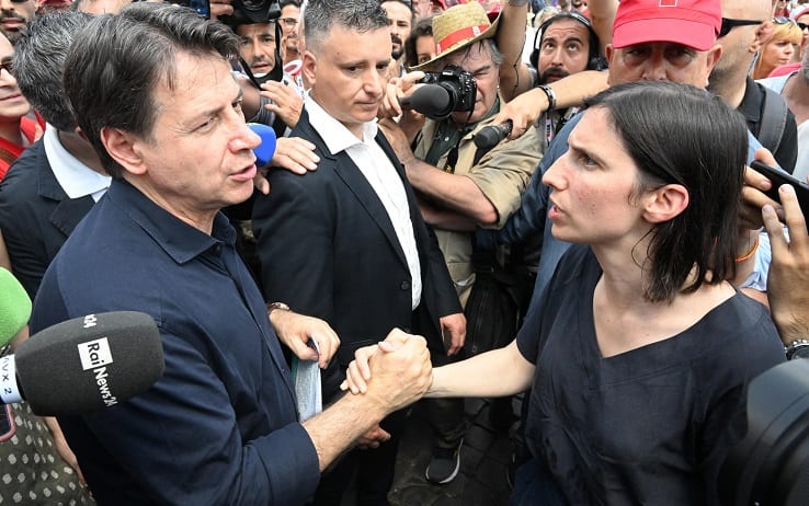 Il segretario del partito democratico, Elly Schlein e Giuseppe Conte del Movimento 5 stelle nel corso della manifestazione nazionale di Cgil e associazioni "Insieme per la Costituzione", per la difesa e il rilancio del Servizio sanitario nazionale e la salute e sicurezza sul lavoro. Roma, 24 giugno 2023. ANSA/CLAUDIO PERI
