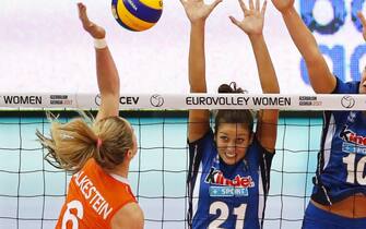 epa06232517 Maret Balkestein-Grothues (L) of the Netherlands in action against Italian players Carlotta Cambi (2-L), Cristina Chrichella (2-R) and Paola Ogechi Egonu (R) during the 2017 CEV Volleyball Women European Championship quarter final match between the Netherlands and Italy in Baku, Azerbaijan, 28 September 2017.  EPA/SERGEI ILNITSKY