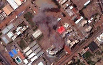 A handout satellite image made available by Maxar Technologies shows a burning building near the southern end of Khartoum International Airport, in Khartoum, Sudan, 17 April 2023. Heavy gunfire and explosions were reported in Sudan's capital Khartoum since 15 April between the army and a paramilitary group following days of tension centering around the country's proposed transition to civilian rule. ANSA/MAXAR TECHNOLOGIES HANDOUT -- MANDATORY CREDIT: SATELLITE IMAGE 2023 MAXAR TECHNOLOGIES -- THE WATERMARK MAY NOT BE REMOVED/CROPPED -- HANDOUT EDITORIAL USE ONLY/NO SALES
