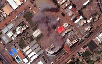 A handout satellite image made available by Maxar Technologies shows a burning building near the southern end of Khartoum International Airport, in Khartoum, Sudan, 17 April 2023. Heavy gunfire and explosions were reported in Sudan's capital Khartoum since 15 April between the army and a paramilitary group following days of tension centering around the country's proposed transition to civilian rule. ANSA/MAXAR TECHNOLOGIES HANDOUT -- MANDATORY CREDIT: SATELLITE IMAGE 2023 MAXAR TECHNOLOGIES -- THE WATERMARK MAY NOT BE REMOVED/CROPPED -- HANDOUT EDITORIAL USE ONLY/NO SALES