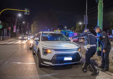 Agenti della polizia locale effettuano i rilievi dopo che un pedone è stato stato investito da un taxi in piazzale Tripoli, Milano, 22 Ottobre 2023. 
ANSA/ ANDREA FASANI
