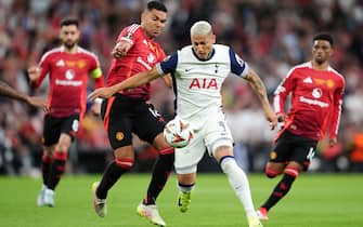 80250581 Manchester United's Casemiro and Tottenham Hotspur's Richarlison battle for the ball during the UEFA Europa League final at the Estadio de San Mames in Bilbao, Spain. Picture date: Wednesday May 21, 2025.